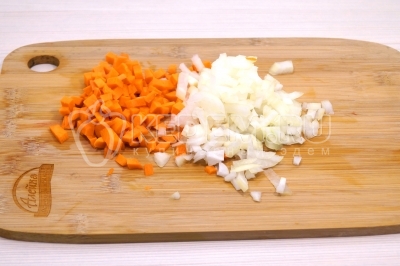 Морковь нарезать кубиками. Луковицу мелко нашинковать. 