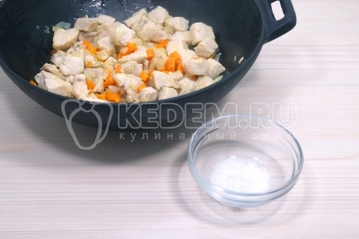 Добавить 1/2 чайной ложки соли. 