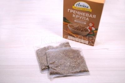 Из упаковки достать 2 пакетика гречневой крупы ТМ «Алейка», от щедрых полей Алтая.