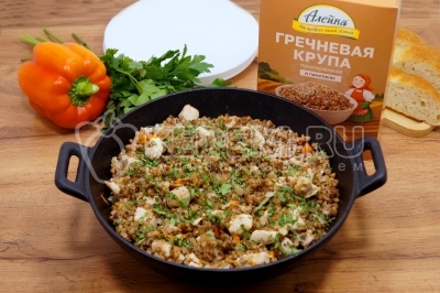 Гречка с курицей и овощами в сливочном соусе готова. Можно подавать к столу. Гречка в пакетиках ТМ «Алейка» — это гарантированно рассыпчатая крупа без комочков и пригорания. Благодаря варке в пакетике гречка сохраняет максимум витаминов и минералов. Зерна равномерно провариваются, оставаясь рассыпчатыми и ароматными. Всего 15-20 минут — и полезный гарнир готов к подаче.