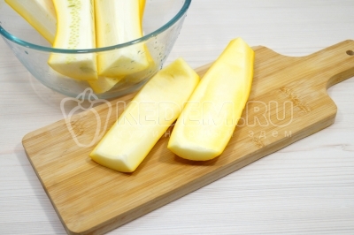 Чтобы приготовить кабачковый салат на зиму с томатной пастой и болгарскими перцами, нужно кабачок очистить от семян и кожуры, если она жесткая. Нарезать кабачок мелкими кубиками.