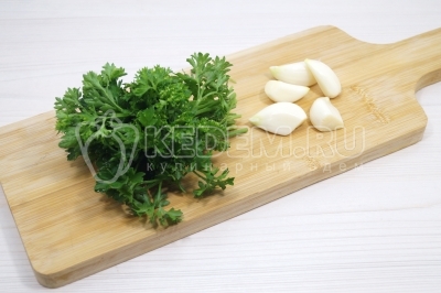 Мелко нашинковать пучок зелени петрушки и 4-5 зубчика чеснок измельчить через пресс.