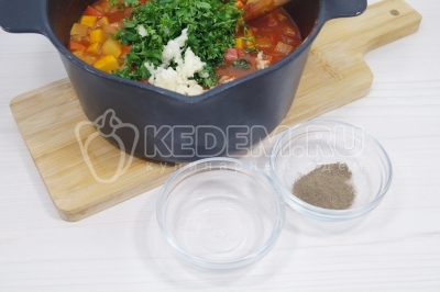 Добавить в сотейник к овощам нашинкованную зелень, измельченный чеснок, 2 столовые ложки 9% уксуса и 1/4 чайной ложки черного молотого перца.