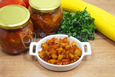 Кабачковый салат на зиму с томатной пастой и болгарскими перцами готов. Хранить в прохладном месте или погребе.