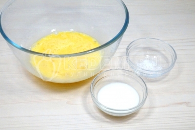 Добавить 50 миллилитров молока и 1 щепотку соли. Перемешать.