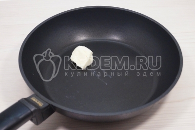 На сковороде разогреть 1 чайную ложку сливочного масла на среднем огне.