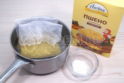 В сотейнике вскипятить 1 литр воды. Добавить 2 пакетика с пшеном. Добавить 1/2 чайной ложки соли и варить на среднем огне 15-20 минут. 