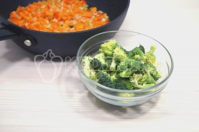 Добавить 150 гамм нарезанной кусочками брокколи. 