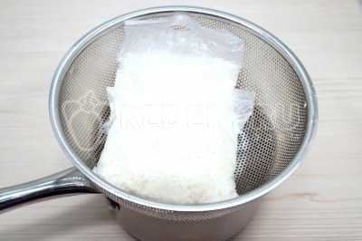 Готовый рис откинуть на сито и дать воде полностью стечь. 