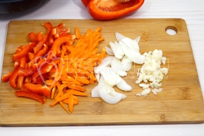 Тонкой соломкой нарезать болгарский перец и морковь. Луковицу тонкими полукольцами. 2 зубчика чеснока измельчить. 