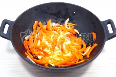 Обжарить овощи все вместе помешивая 4-5 минут на сильно огне. 