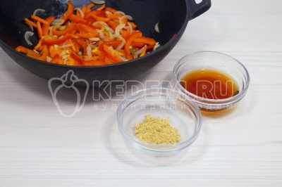 Добавить 1/2 чайной ложки сушеного имбиря и 20 миллилитров рыбного соуса. 