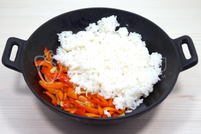Добавить отварной рис и 3-4 столовые ложки соевого соуса. 
