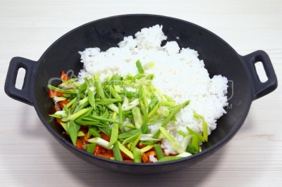 Добавить нашинкованный зеленый лук. 