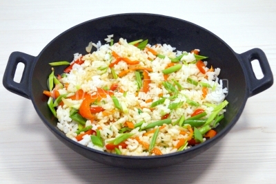 Перемешать содержимое сковороды и готовить 2-3 минуты. 