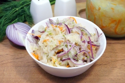 Салат из квашеной капусты с луком и маслом готов. Переложить салат в салатник и подавать к столу.