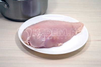 Куриное филе вымыть и обсушить. 