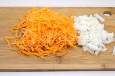 Лук мелко нашинковать. Морковь натереть на крупной терке.