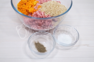 Добавить 50 грамм панировочных сухарей, 1 чайную ложку соли и черный молотый перец по вкусу.