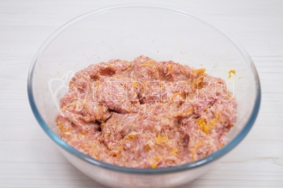 Вы месить фарш и отбить в миске.