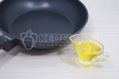 На сковородке разогреть 2 столовые ложки подсолнечного масла.