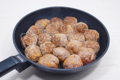 Обжарить фрикадельки на сковороде помешивая 2-3 минуты.