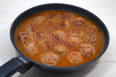 Добавить заливку в сковороду с фрикадельками.