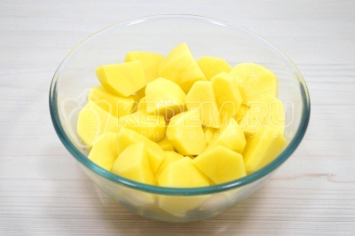 600 грамм картофеля очистить нарезать крупными кусочками.