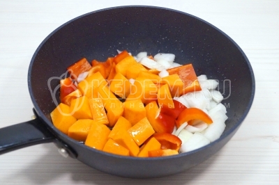 Обжарить овощи 2-3 минуты.