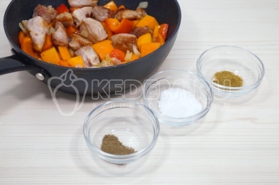 Добавить к овощам мясо. Добавить 1/2 чайной ложки соли, 1/4 чайной ложки черного молотого перца и 1 щепотку измельченной зиры.