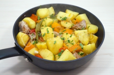 Посыпать измельченной зеленью петрушки.