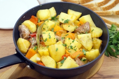 Жаркое из картофеля со свининой готово. Можно подавать к столу.