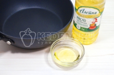 На сковороде разогреть 3 столовые ложки натурального подсолнечного масла.