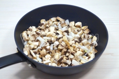 Обжарить лук и грибы, помешивая, 2-3 минуты.
