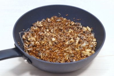 Добавить гречневую крупу в сковороду и обжарить помешивая 2-3 минуты.