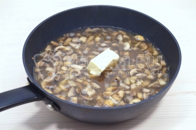 Добавить в сковороду 400 миллилитров воды и 50 грамм сливочного масла.