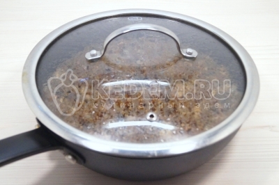 Прикрыть крышкой и готовить на медленном огне 20-25 минут.