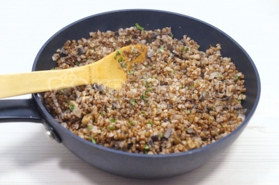 Добавить мелко нашинкованной зелени петрушки и перемешать.