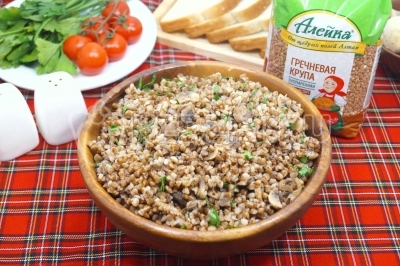 Гречка с грибами и луком готова. Выложить в глубокое блюдо или разложить по тарелкам и подавать к столу.