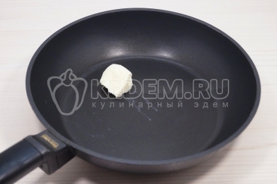 Чтобы приготовить гренки на завтрак с сыром, нужно на сковороде разогреть 1 чайную ложку сливочного масла.