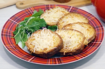 Выложить на блюдо и украсить зеленью. Гренки на завтрак с сыром готовы. Можно подавать к столу.