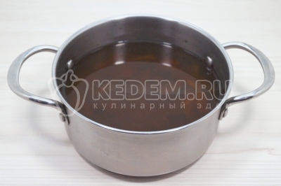 Кастрюлю с белыми грибами поставить на огонь и варить 30 минут после закипания на среднем огне.