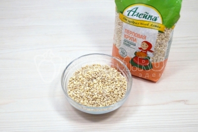 В миску отмерить 3 столовые ложки перловой крупы.
