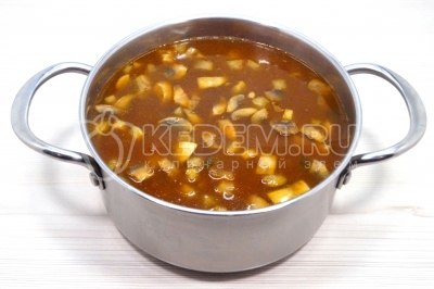 Добавить в кастрюлю обжаренные овощи и готовить еще 2-3 минуты.