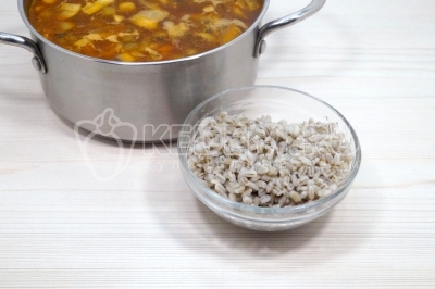 Добавить отварную перловку. Готовить 2-3 минуты.