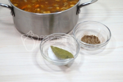 Добавить 1/4 чайной ложки соли, черный молотый перец по вкусу и лавровый лист.