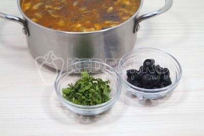 Добавить мелко нашинкованную зелень петрушки и колечками нарезанные маслины.