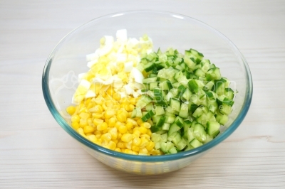 Добавить кубиком нарезанный свежий огурец и кубком нарезанные отварные яйца.