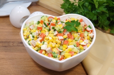 Классический салат из крабовых палочек с огурцом готов. Можно подавать к столу.