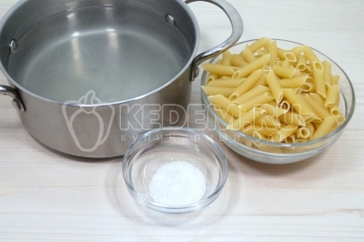 В кастрюле вскипятить 1, 5 литра воды. Добавить 1 чайную ложку соли и макароны.